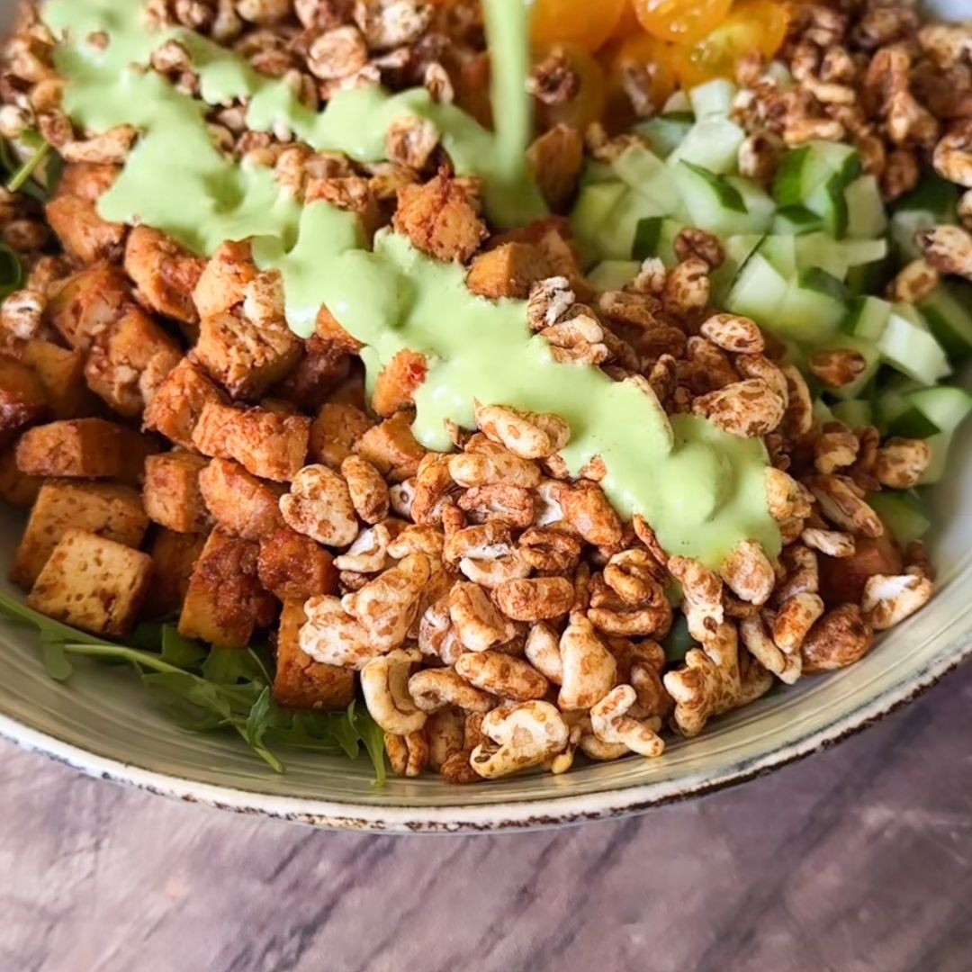 Insalata con il farro croccante